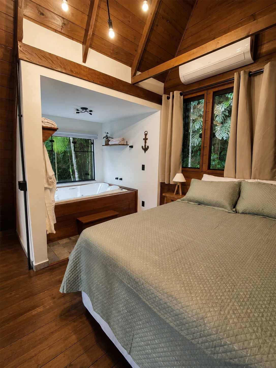 Quarto principal integrado à banheira de hidromassagem