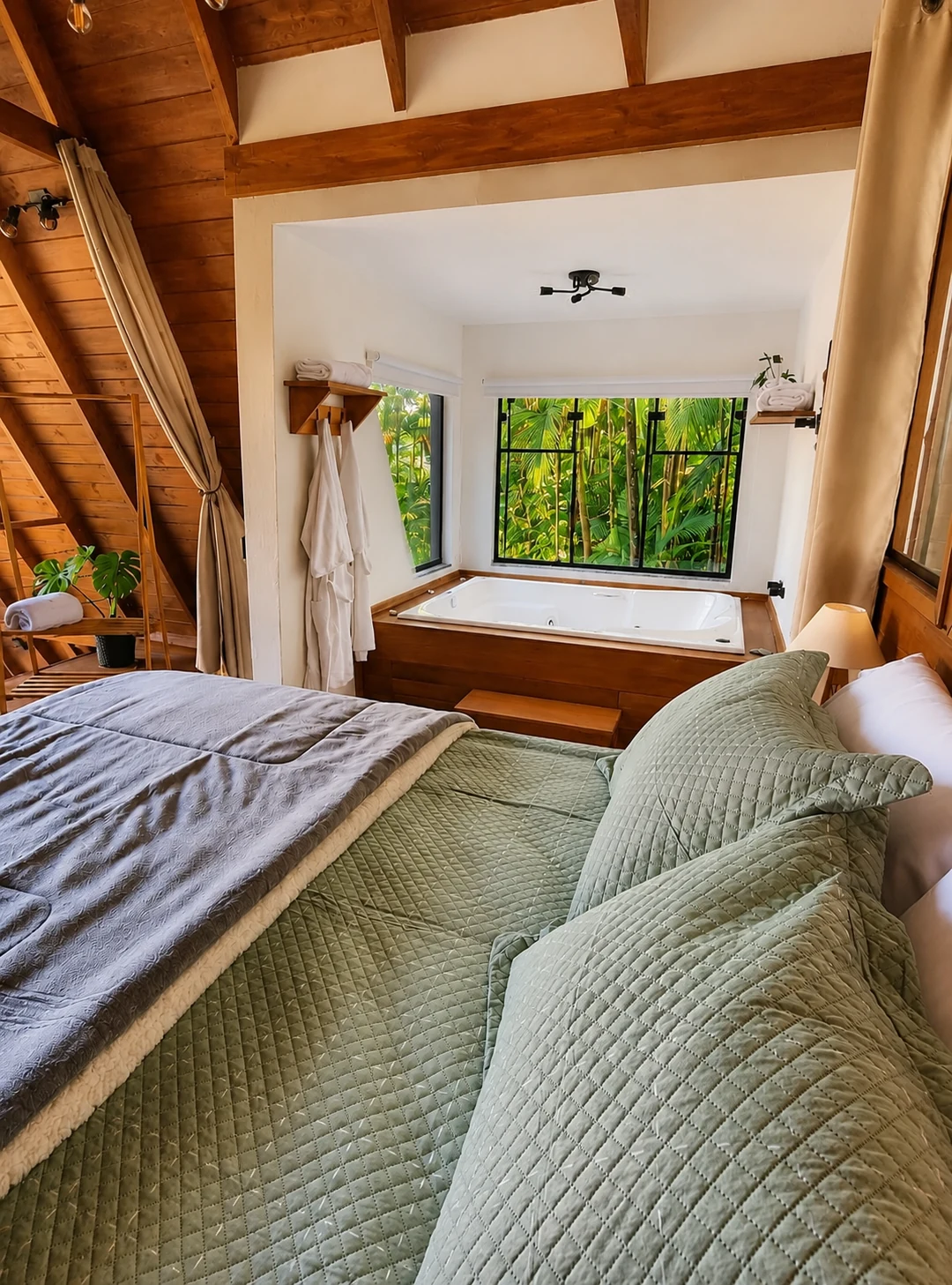 Quarto com cama queen e vista para a natureza